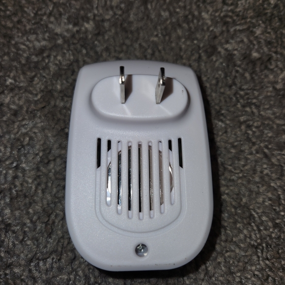 Pest repeller plug in - Picture 2 of 8